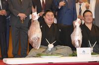 鯛を持ち上げる大の里（撮影・千葉大輝）