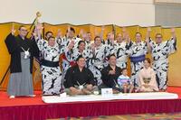 記念撮影をする大の里（手前左）＝撮影・千葉大輝
