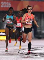 女子５０００メートル決勝　力走する山本有真㊨　
