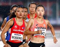女子８００メートル予選　力走する久保凜（右）