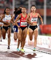 女子８００メートル予選　力走する久保凜（右端）
