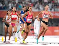 女子８００メートル予選　力走する久保凜（右端）