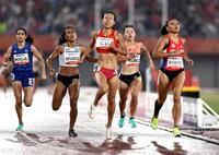 女子８００メートル予選　ゴールする久保凜（右から２人目）