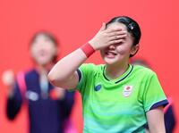 女子団体決勝　中国戦でポイントを奪われ、悔しがる張本美和
