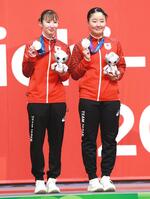 女子ダブルスで銀メダルを獲得した早田ひな（左）と張本美和（撮影・伊藤笙子）