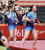 女子ダブルス決勝、中国ペア相手にストレート負けを喫した早田ひなと張本美和（撮影・伊藤笙子）
