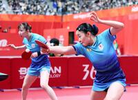 女子ダブルス決勝　中国ペアと対戦する張本美和㊨、早田ひな組　