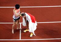 男子４００メートル障害を終えた黒川和樹（左）と後藤大樹