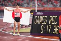 男子３０００メートル障害決勝を大会新記録で優勝した三浦龍司