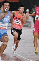 男子４００メートルリレー決勝　力走する第３走者の桐生祥秀