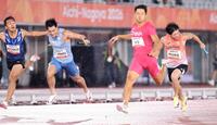 男子４００メートルリレー決勝　５位でゴールするアンカーの小池祐貴（右）