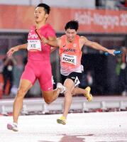 男子４００メートルリレー決勝　５位でゴールするアンカーの小池祐貴（右）