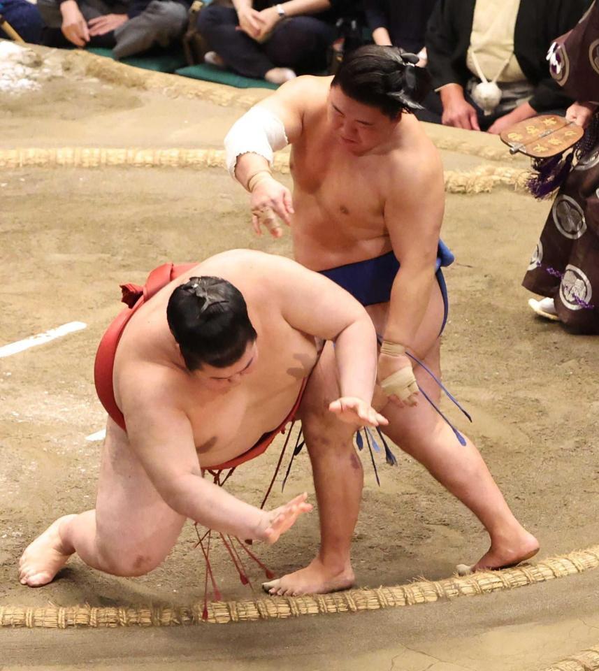 　熱海富士（左）をすくい投げで破る藤ノ川