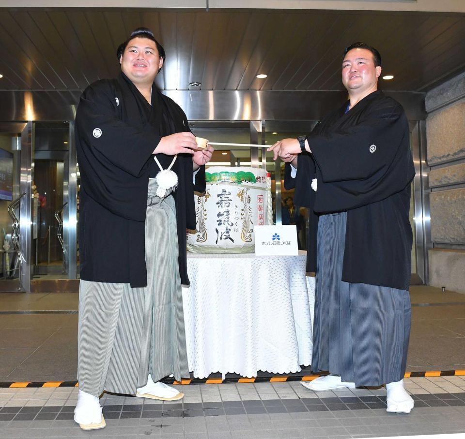 　二所ノ関親方（右）に迎えられる大の里（撮影・千葉大輝）