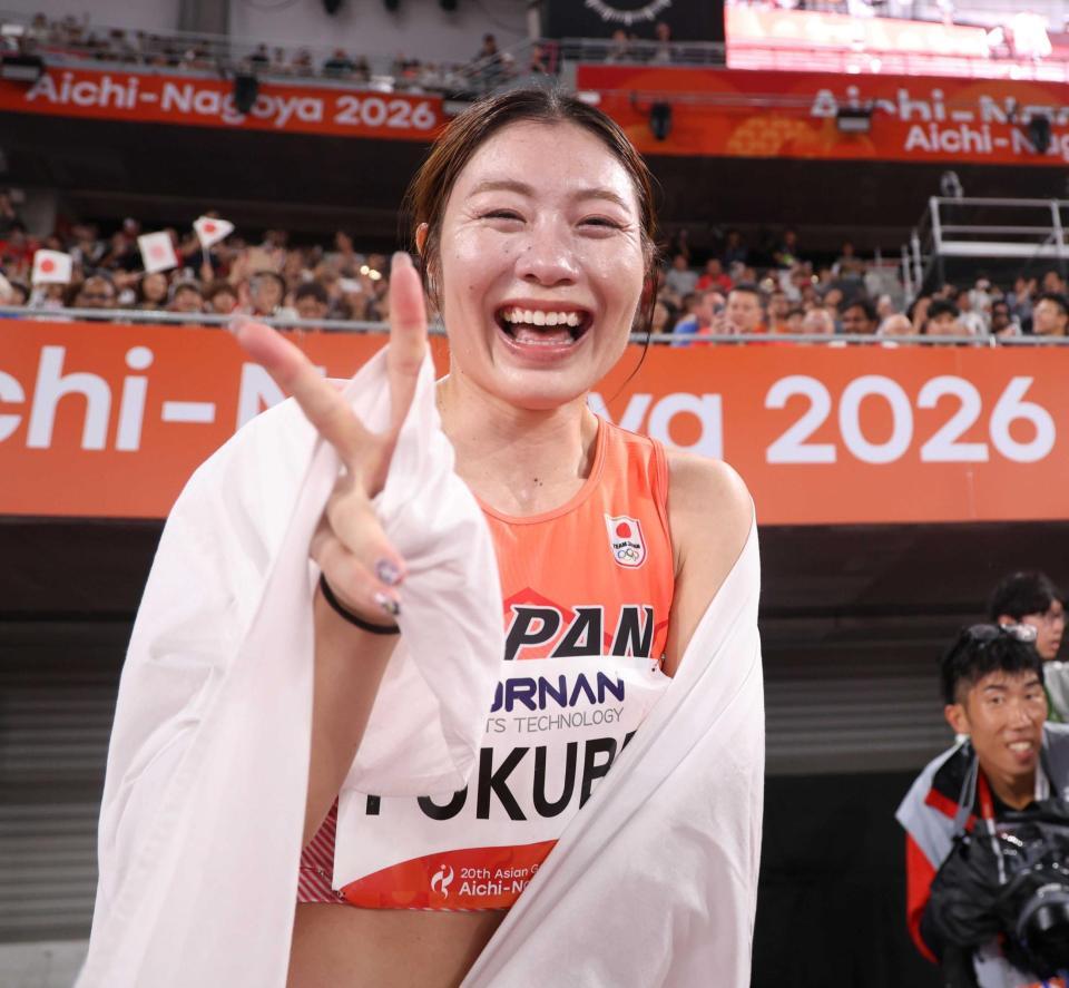 　笑顔でＶサインをする福部真子（撮影・中田匡峻）