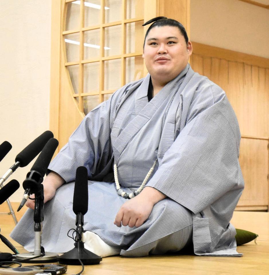 一夜明け会見に臨む大の里