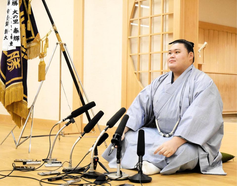 一夜明け会見に臨む大の里