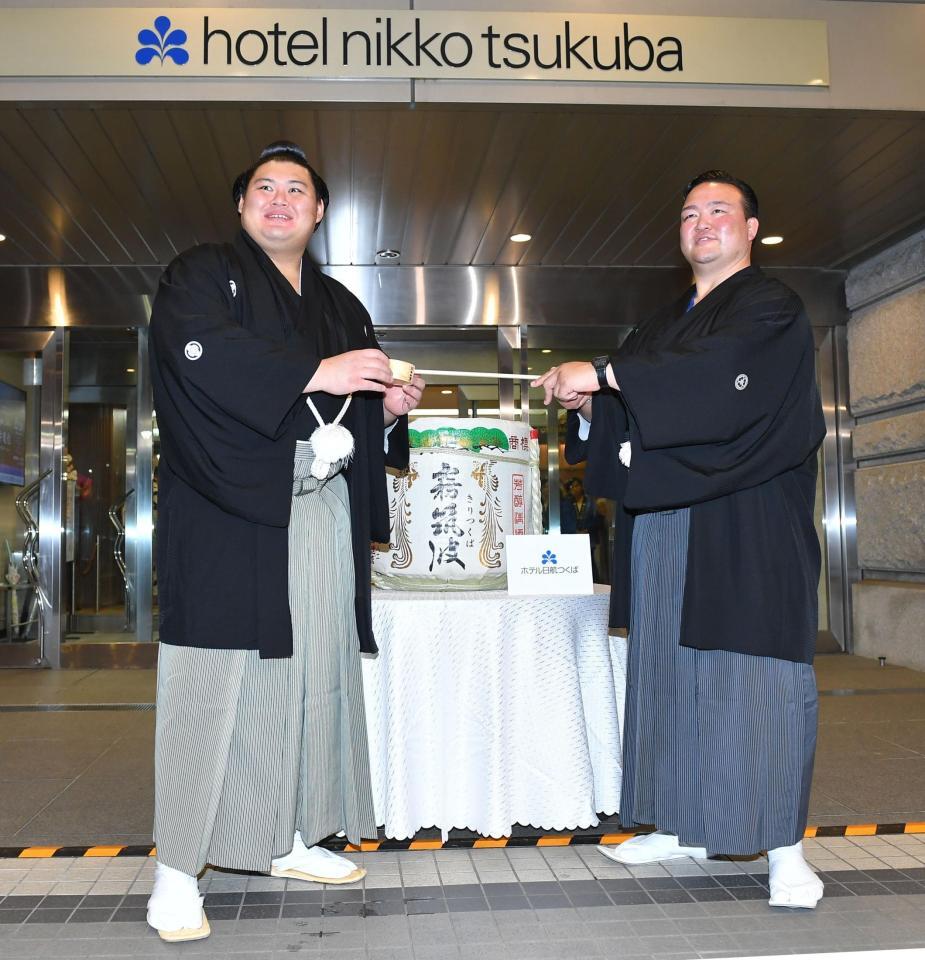 二所ノ関親方（右）に迎えられる大の里＝２７日