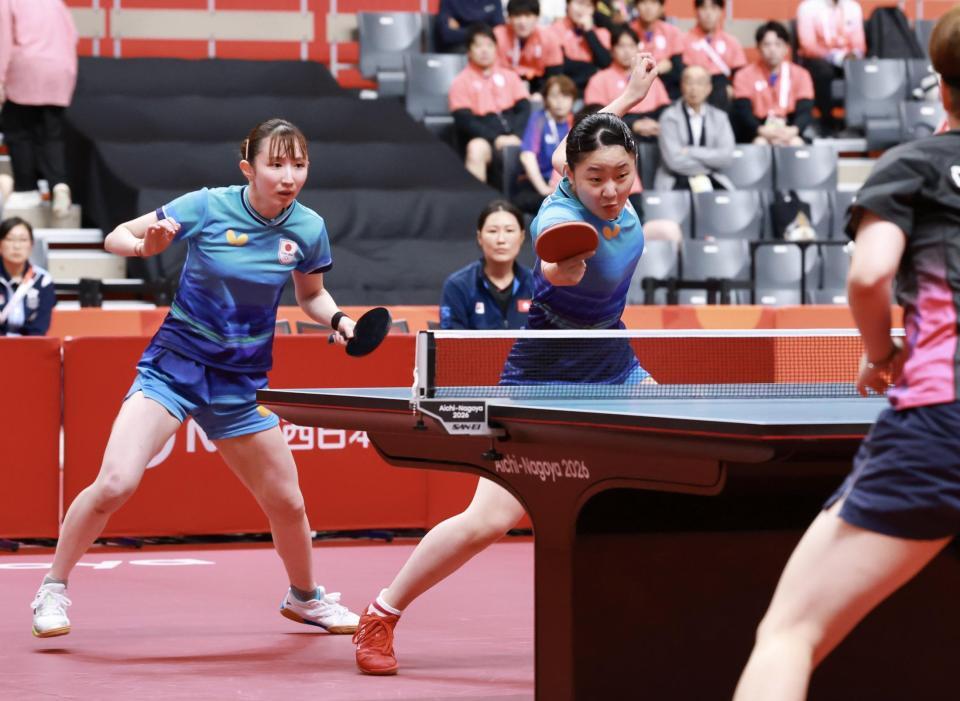 女子ダブルス準決勝、香港ペアと対戦した早田ひなと張本美和（撮影・伊藤笙子）