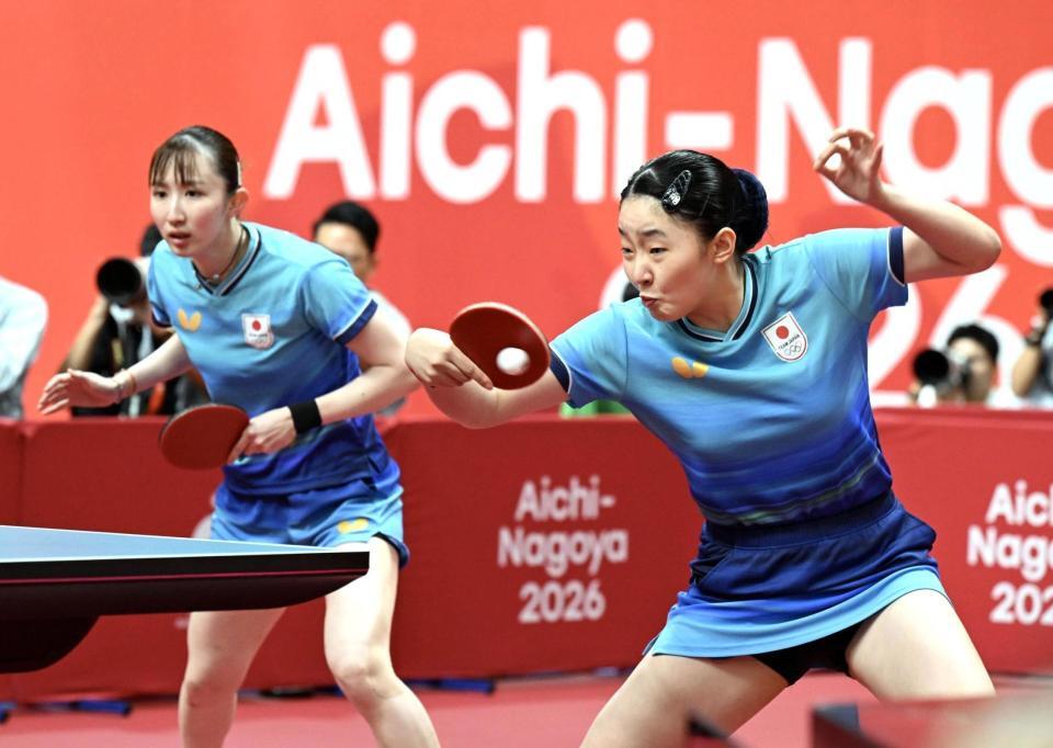 卓球女子ダブルス準決勝、香港ペアと対戦する早田ひな（左）・張本美和組