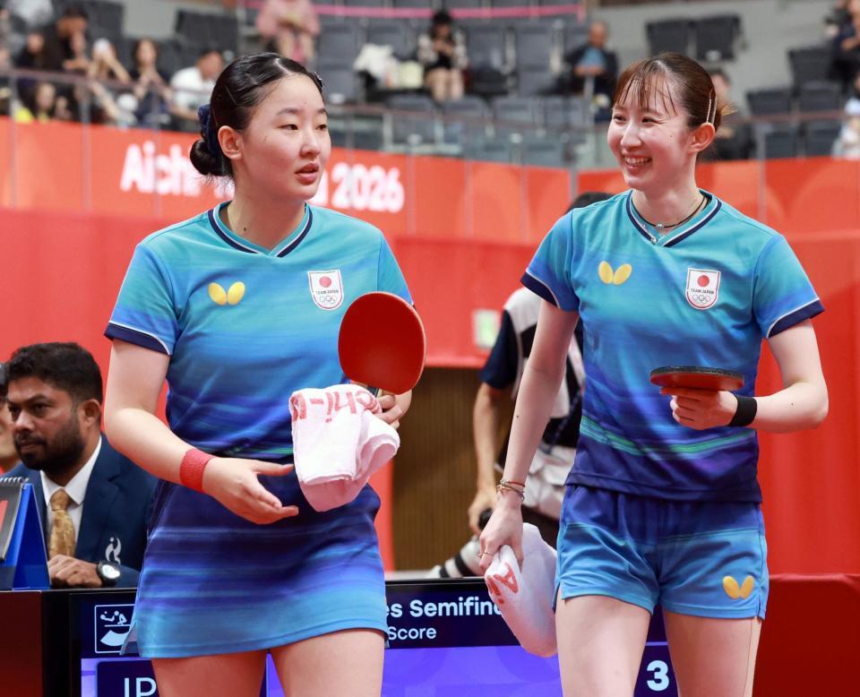 女子ダブルス準決勝で香港ペアをストレートで破り、決勝進出を決めた早田ひな（右）と張本美和（撮影・伊藤笙子）