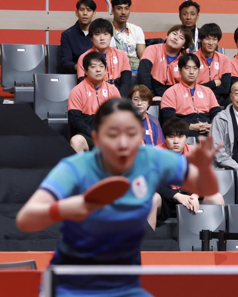 女子ダブルス準決勝で戦う張本美和（手前）を見つめる張本智和（撮影・伊藤笙子）