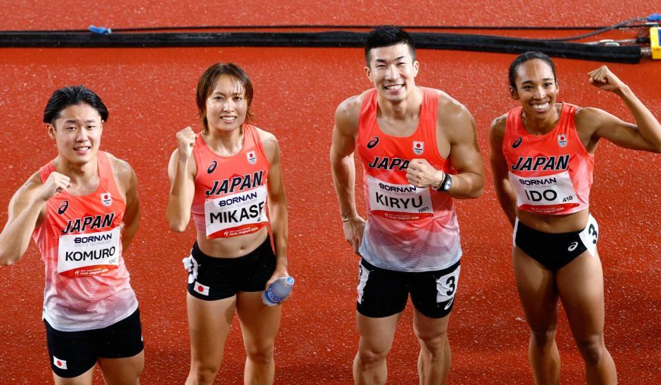 混合４００メートルリレー予選を終えポーズをとる（左から）小室歩久斗、御家瀬緑、桐生祥秀、井戸アビゲイル風果