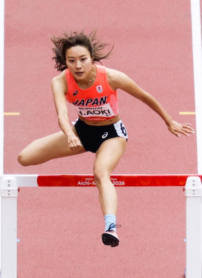 女子４００メートル障害予選　力走する青木穂花