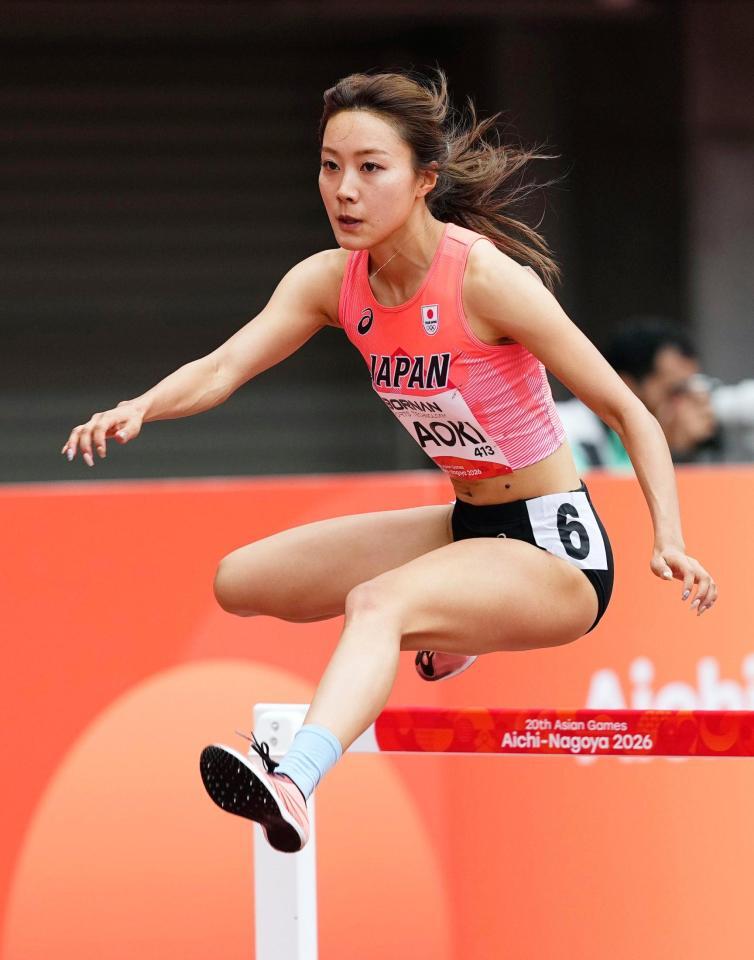 女子４００メートル障害予選　力走する青木穂花