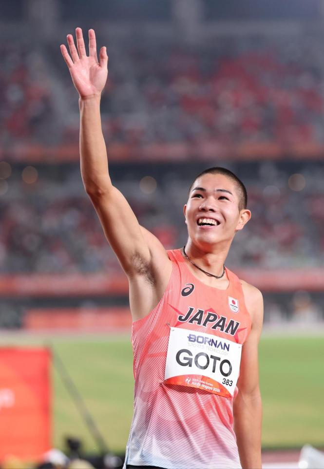 男子４００メートル障害で２位となり、笑顔で歓声に応える後藤大樹　