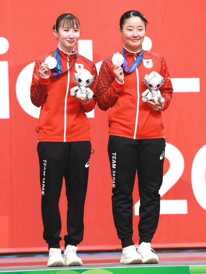 女子ダブルスで銀メダルを獲得した早田ひな（左）と張本美和（撮影・伊藤笙子）