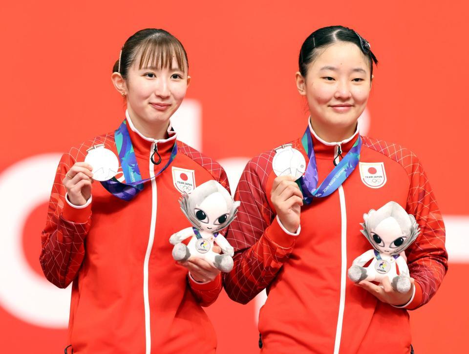 女子ダブルスで銀メダルを獲得した早田ひな（左）と張本美和（撮影・伊藤笙子）