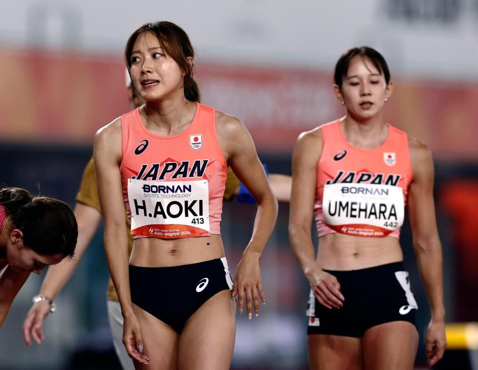 女子４００メートル障害決勝を終えた青木穂花（左）と梅原紗月