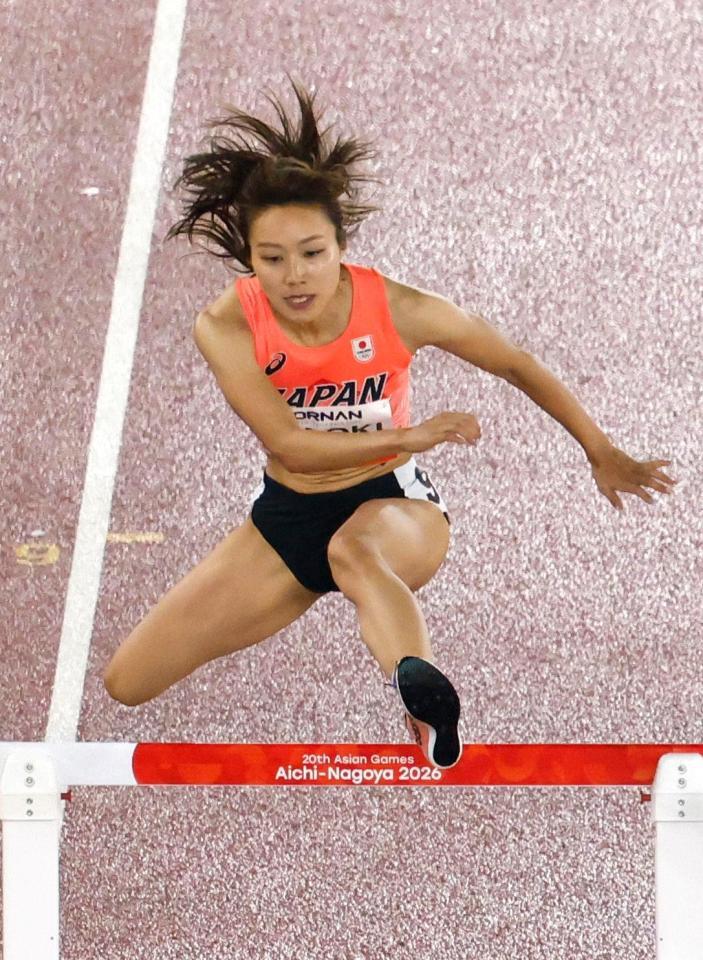 女子４００メートル障害決勝　力走する青木穂花