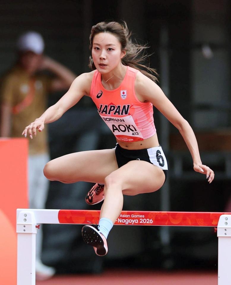 女子４００メートル障害予選　力走する青木穂花