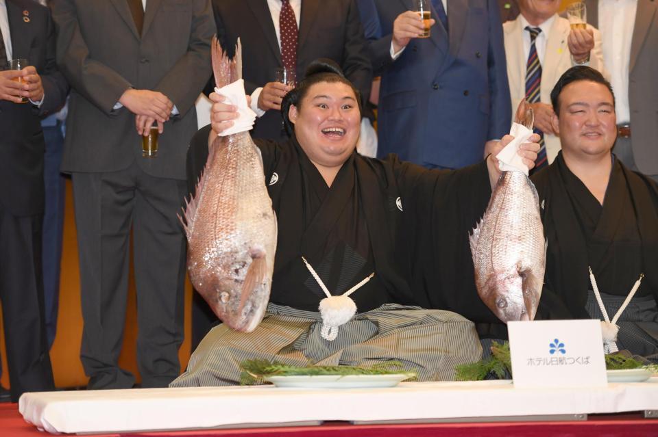 鯛を持ち上げる大の里（撮影・千葉大輝）