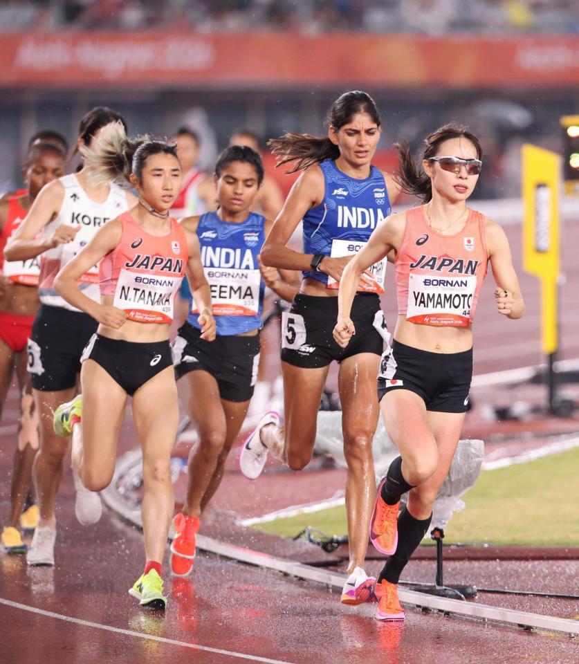 女子５０００メートル決勝　力走する山本有真㊨と田中希実㊧