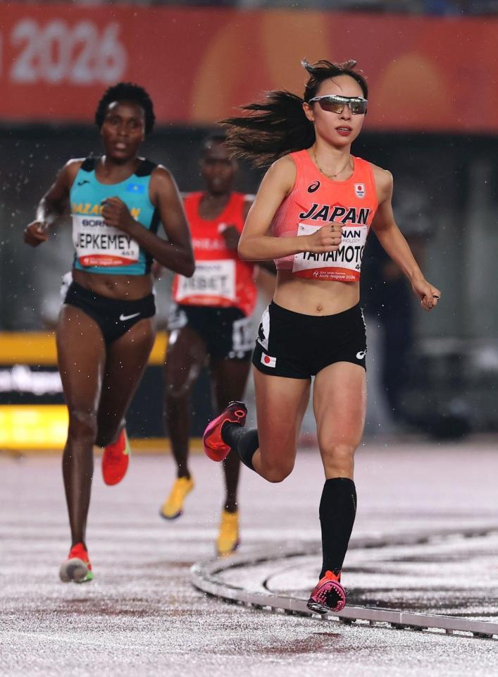 女子５０００メートル決勝　力走する山本有真㊨　