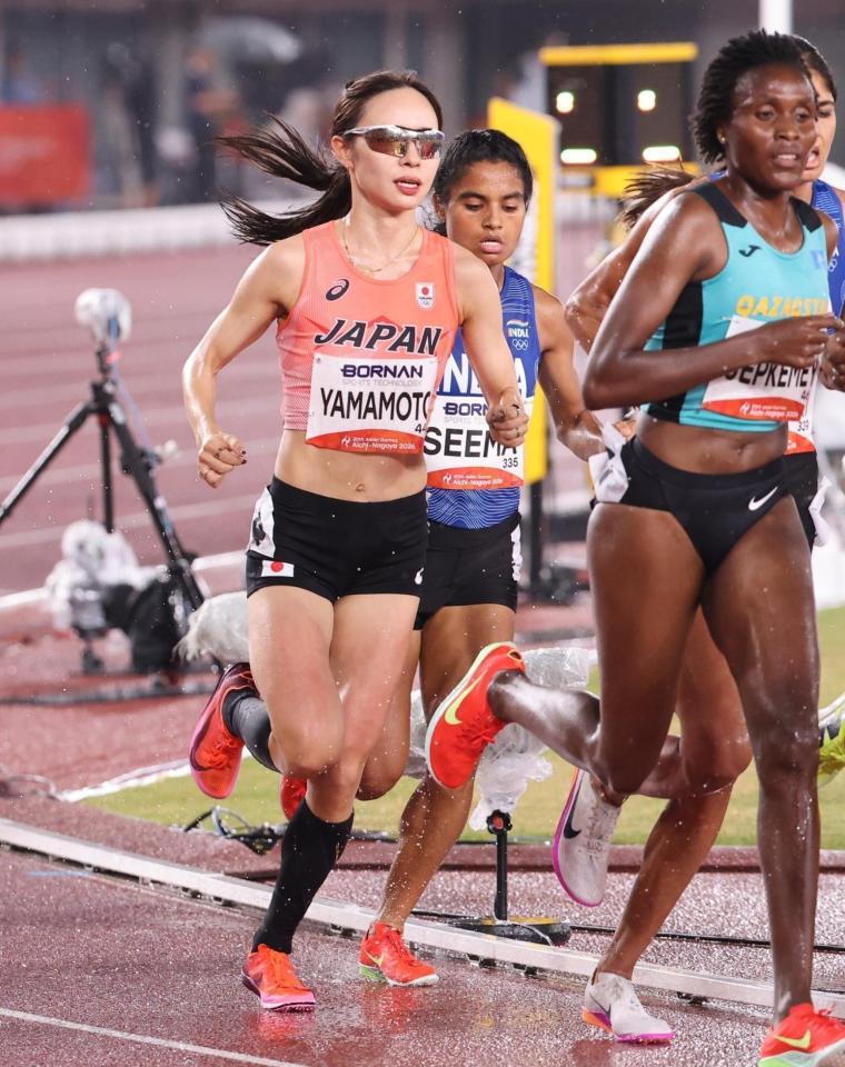女子５０００メートル決勝　力走する山本有真　