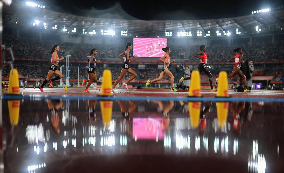 女子５０００メートル決勝　力走する田中希実（右から３人目）と山本有真㊧　