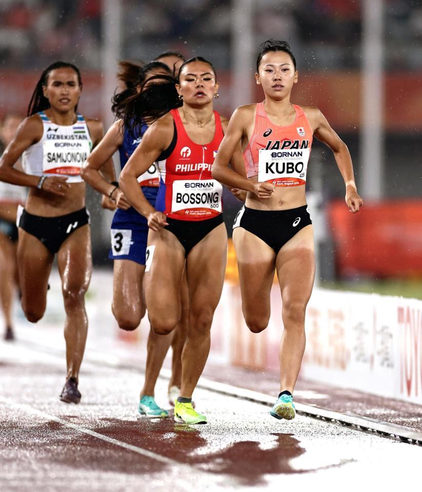 女子８００メートル予選　力走する久保凜（右端）
