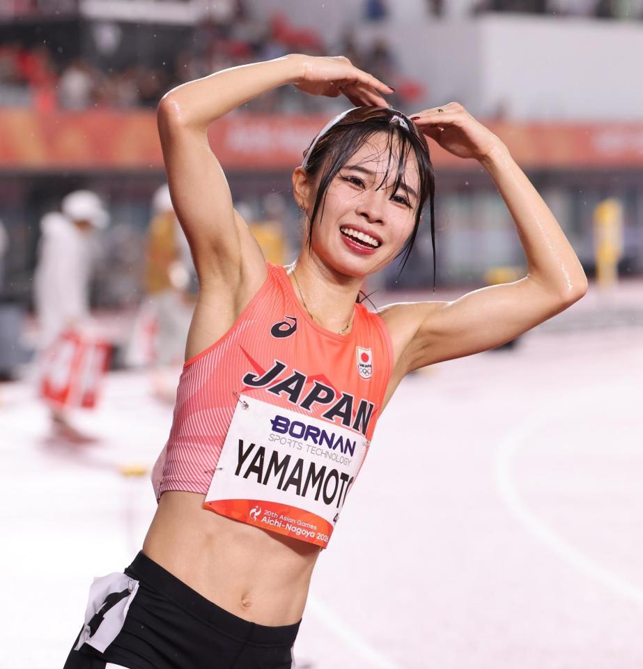 女子５０００メートルで４位となり笑顔の山本有真　