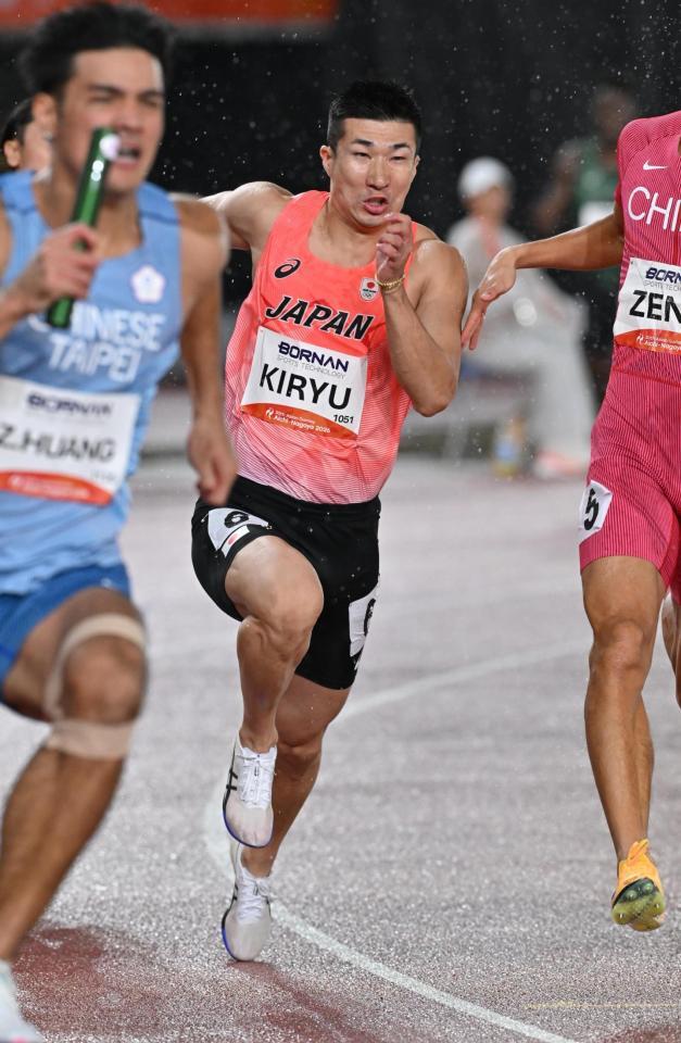 男子４００メートルリレー決勝　力走する第３走者の桐生祥秀