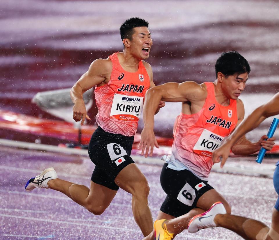 男子４００メートルリレー決勝　アンカーの小池祐貴（右）にバトンを渡し、雄たけびを上げる第３走者の桐生祥秀