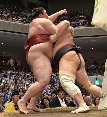 　朝乃山（右）に寄り切られる熱海富士＝２５日