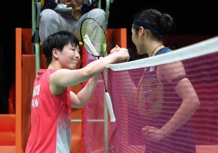 女子シングルス決勝で韓国選手に敗れ、握手する山口茜（左）