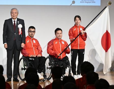 　団旗を受け取り写真に納まる（右から）旗手の中川もえ、橋本勝也、三阪洋行選手団長、森和之ＪＰＣ会長＝２９日午後、東京都中央区