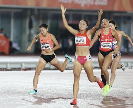 女子８００メートル、４位でゴールした久保凛（撮影・伊藤笙子）