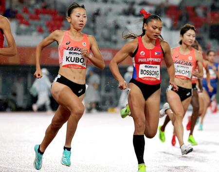 女子８００メートル決勝　力走する久保凜（左）