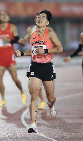 男子８００メートルを制し、金メダルを獲得した落合晃（撮影・伊藤笙子）